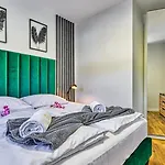 Z Basenem I Saunami Stone Hill Iii Vip Centrum By Royal Aparts Апартаменты *
